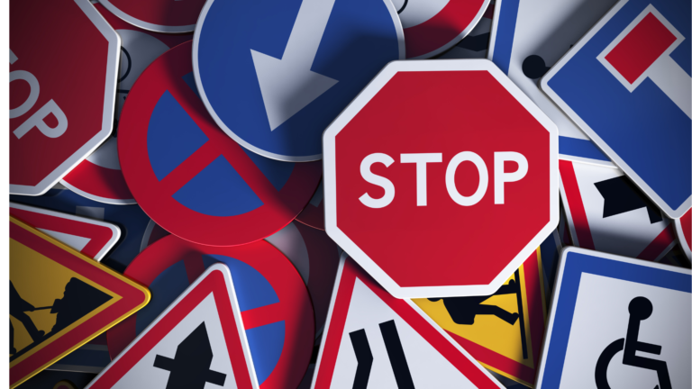 cartelloni stradali bimbi li spostano caos traffico e incidenti