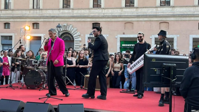 fiorello the kolors a roma in piazza per il karaoke