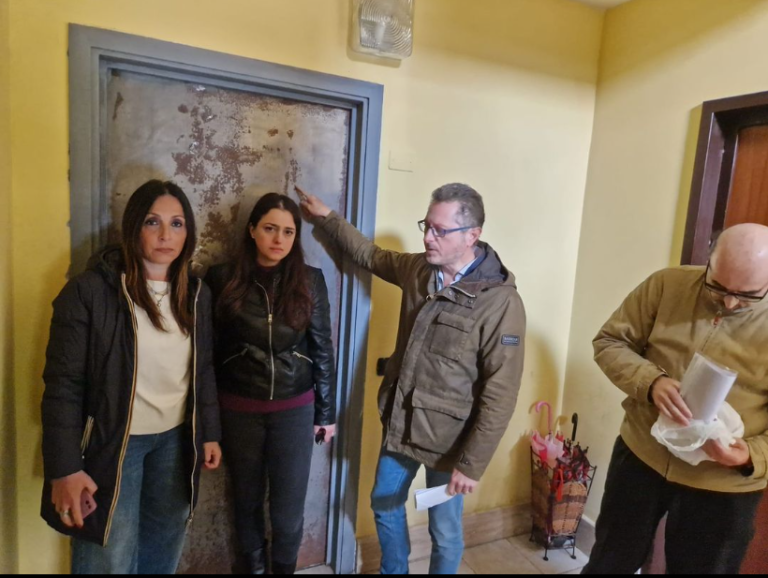 napoli occupano la casa e adesso dormono in strada monterusciello