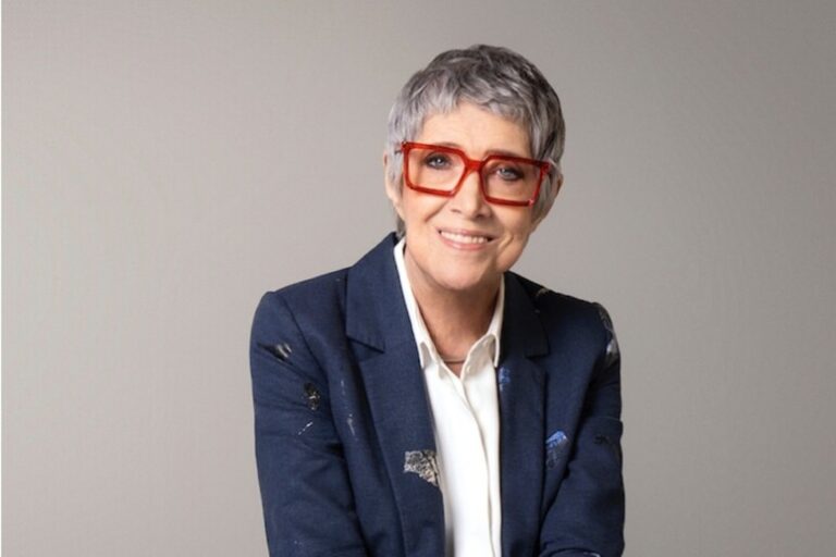 L'Argento della Voce: Teresa Parodi e il Suo Tour Italiano tra Musica e Poesia