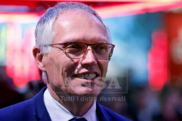 Stellantis Naviga in Acque Agitate: Calo del 27% nei Ricavi e Venti di Cambiamento