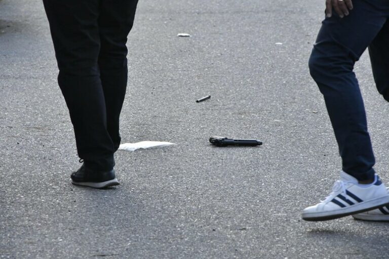 Tragedia a Crotone: Una Lite Finisce in Sparatoria, Sei Indagati