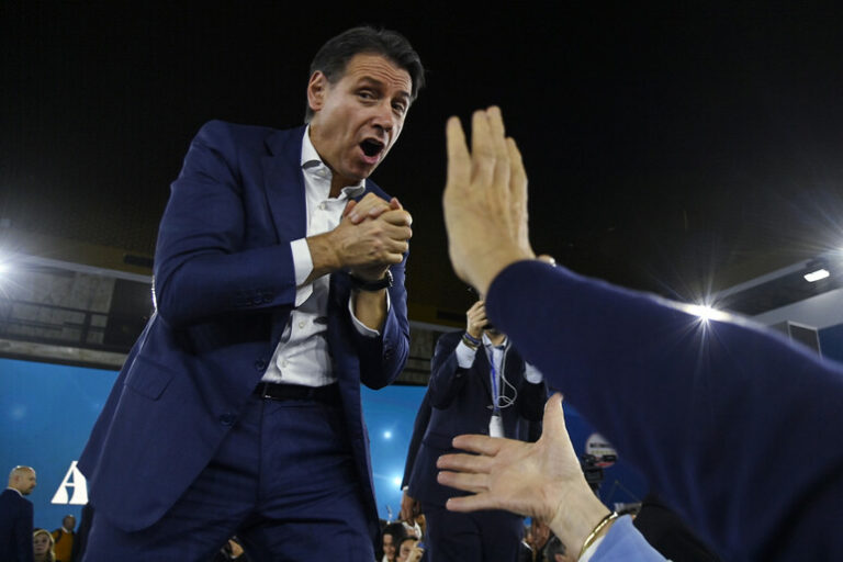 Il M5S, Conte e Grillo: Una Battaglia di Simboli e Contratti