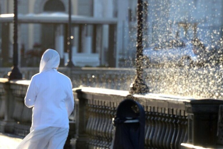Tempesta in Toscana: venti da record e mare in burrasca bloccano i traghetti