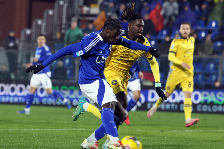 Un Trionfo Sotto la Pioggia: Como Distrugge l'Udinese e Sogna la Salvezza