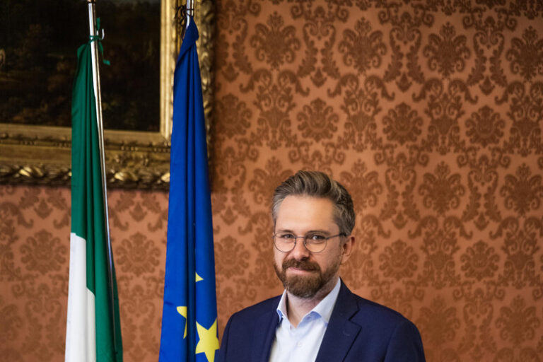 Fiaccolata e Furore: Scontro Incandescente tra Comune e FdI a Bologna