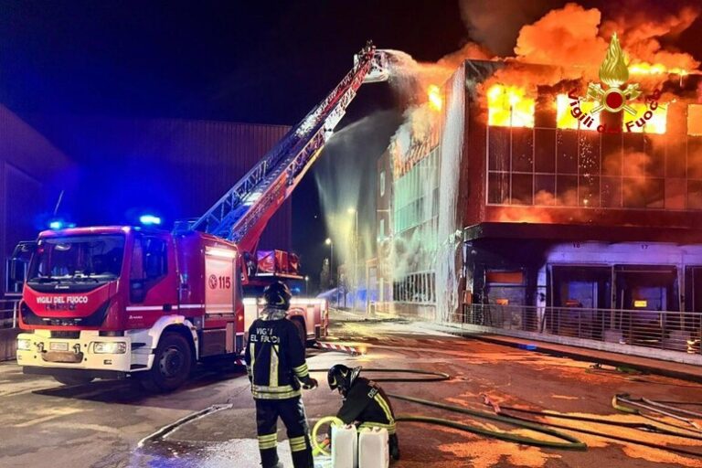 Fiamme nella Notte: Incendio Devasta Famoso Stabilimento di Carni a Reggio Emilia