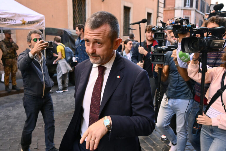 Il Sottosegretario e il Segreto: Una Sentenza che Scuote il Governo