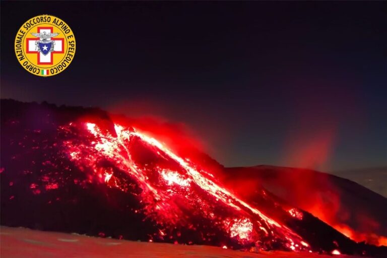L'Etna si Risveglia: la Danza Incandescente Minaccia le Alture Siciliane