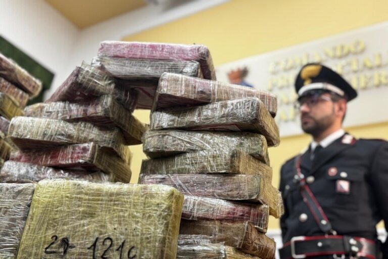 La "Nevicata" Bianca che non Ti Aspetti: 80 kg di Cocaina Interrotti a Napoli