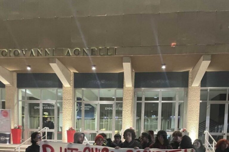 La Ribellione Intellettuale: Studenti Occupano il Politecnico di Torino Contro la Visita di Tajani