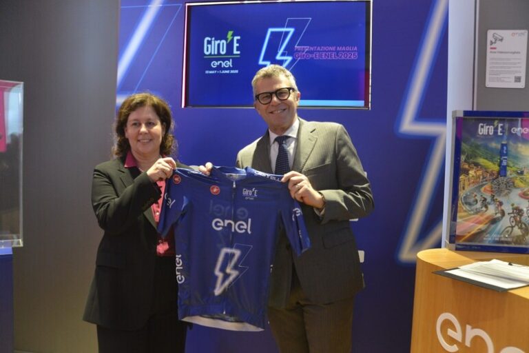 La Rivoluzione Verde Pedala in Blu: La Nuova Maglia del Giro-E 2025