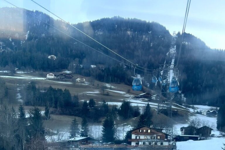 Quando la neve si tinge di protesta: il messaggio rosso dell'Alpe di Siusi