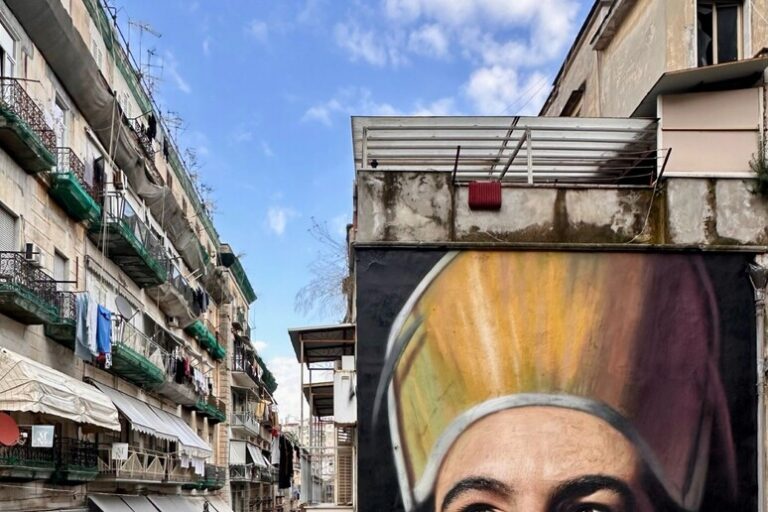 San Gennaro Rivive su Muro di Napoli: L'Arte di Jorit Defies Tempo e Clima