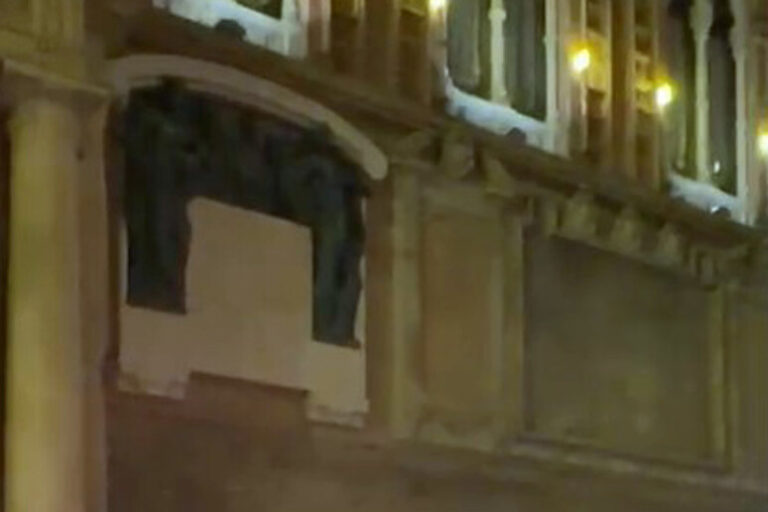 Scandalo a Bologna: Incursione Notturna al Comune Durante la Fiaccolata