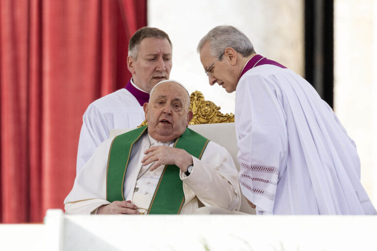 Un Respiro Sospeso: Interruzione Inaspettata del Papa Durante l'Omelia