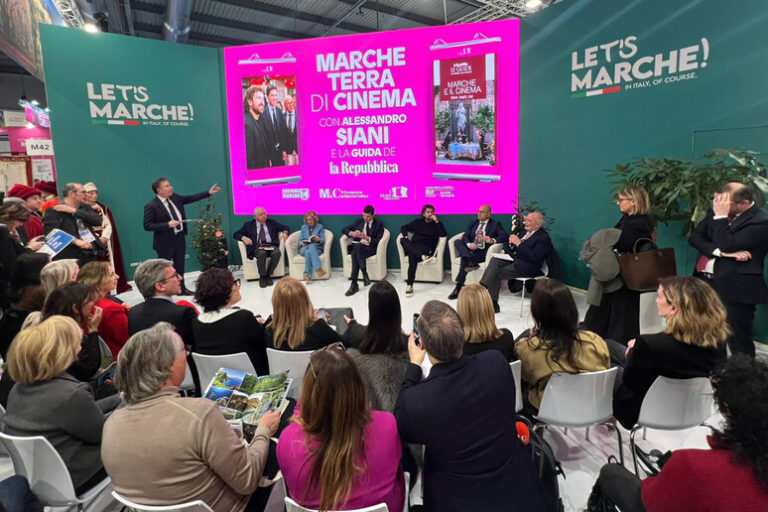 Un Set Cinematografico a Cielo Aperto: Le Marche Incantano alla BIT con il Fascino del Grande Schermo