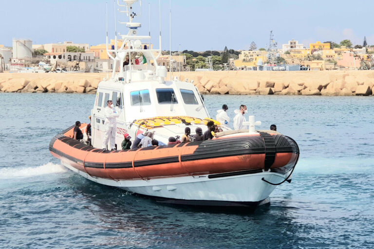 Dramma nel Mediterraneo: la Disperata Ricerca dei 40 Dispersi