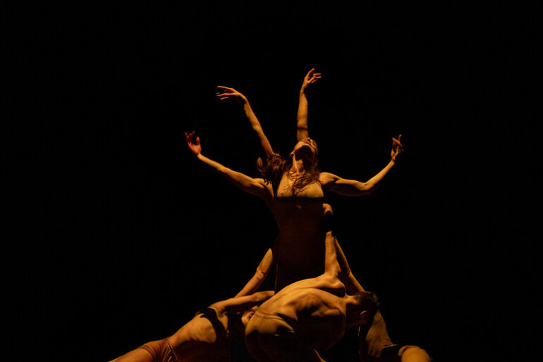 H2OMIX: Un Tuffo nella Danza e Nell'Elemento Vitale a Bologna