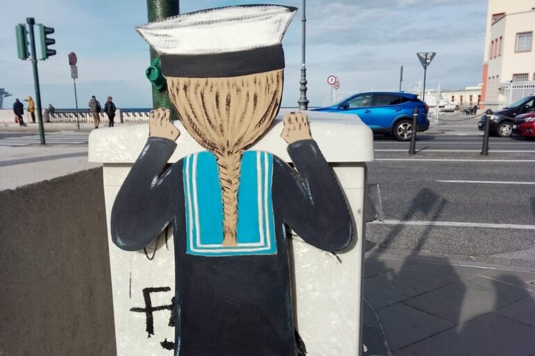 Il Saluto del "Banksy di Trieste" alla Amerigo Vespucci: Arte che Naviga tra le Onde della Creatività