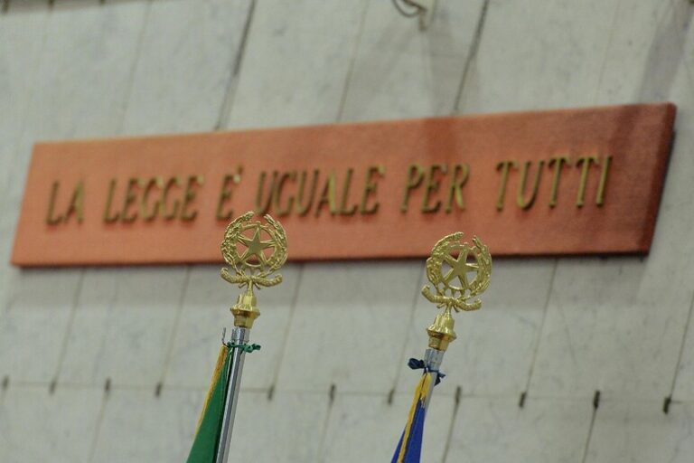 L'Ex Sindaco Fabozzi e il Verdetto che Scuote la Camorra: Una Storia di Giustizia e Dubbi