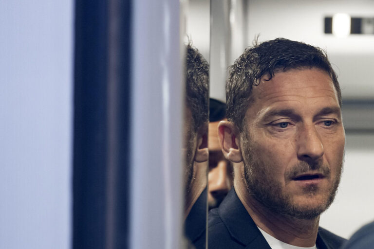 L'Odissea di Totti a Mosca: Tra Affetto e Polemiche