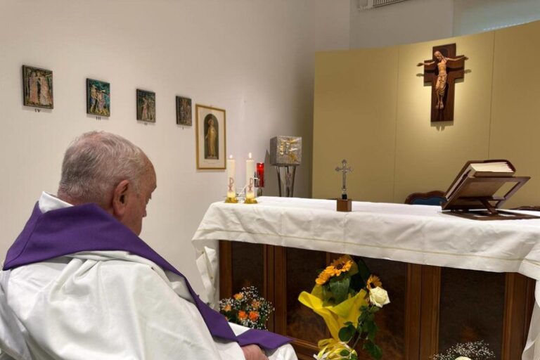 L'occhio degli italiani sul Vaticano: La salute di Papa Francesco al centro delle preoccupazioni