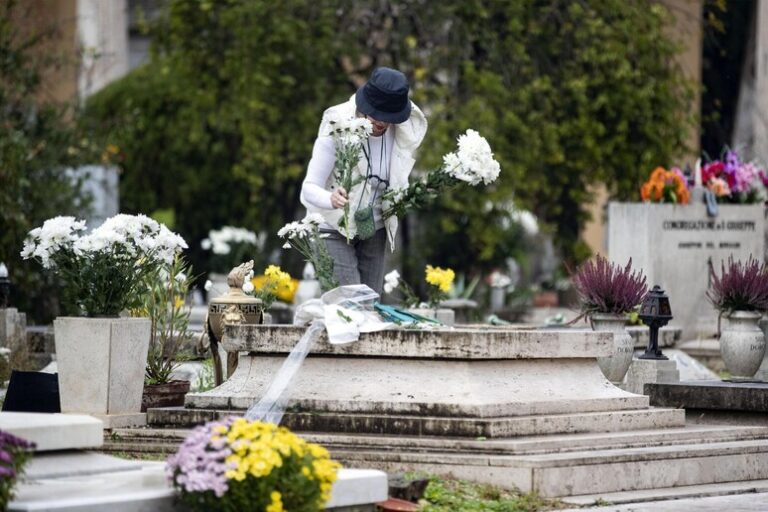 Ombre e Misteri al Cimitero: Il Custode Diventa Spacciatore