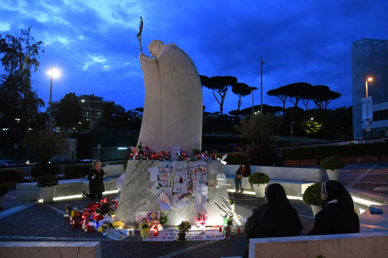 Resistenza e Riflessione: Il Papa tra Salute e Spiritualità in Momenti Critici