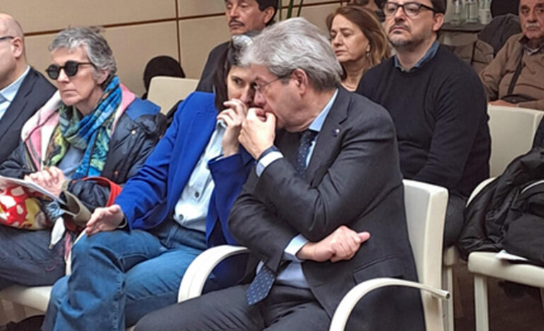 Segreti Sussurrati: Schlein e Gentiloni, Dialoghi Criptici al Convegno di Rigenerazione Democratica