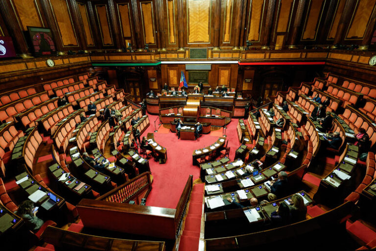 Un Viaggio nel Passato per Costruire il Futuro: Il Senato Approva Fondi per i Viaggi della Memoria