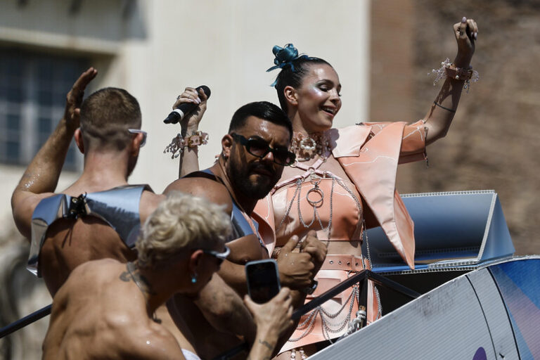 Quando il Pride incontra la Politica: Rivendicazioni e Solidarietà al Roma Pride
